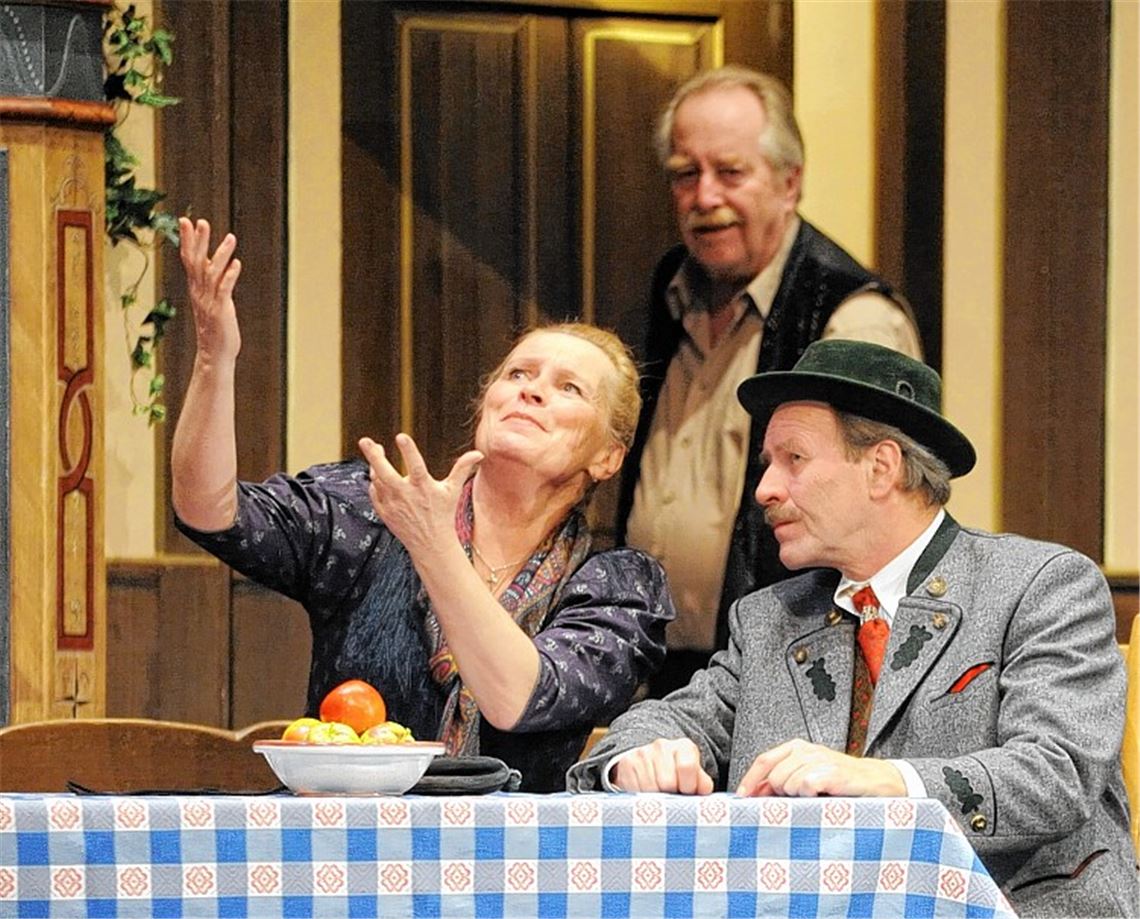 Bayerische Atmosphäre mit Witz präsentieren die Akteure des Chiemgauer Volkstheater mit „Die Töchter Josefs“.