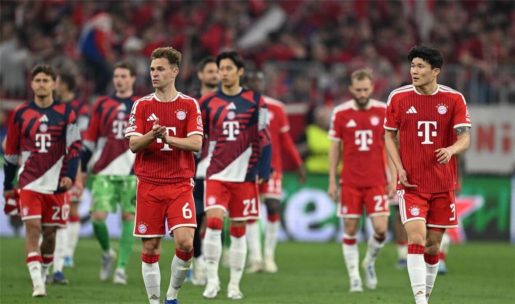 Bayern-Profis nach dem 1:1 gegen Paris.