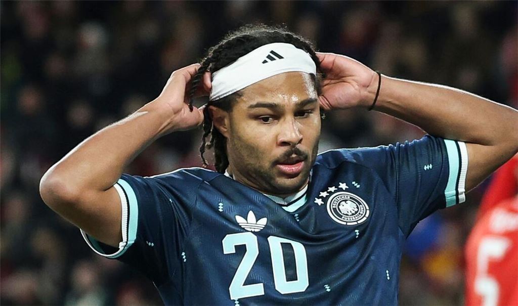 Bayern-Spieler Serge Gnabry fällt wegen seiner Adduktorenverletzung für die WM 2026 aus (Archivfoto).