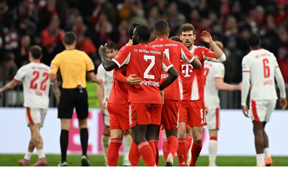 Bayern-Spieler feiern den 2:0-Sieg.