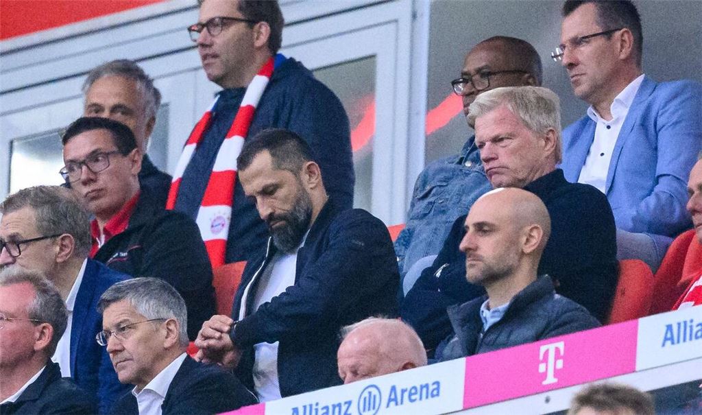 Bayern-Sportvorstand Hasan Salihamidzic (l) und Münchens Vorstandsvorsitzender Oliver Kahn stehen enorm unter Druck.