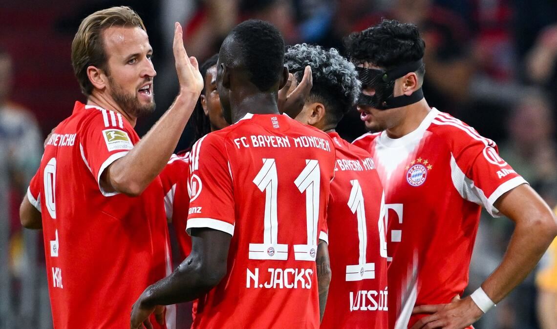 Bayern-Torjubel mit Doppelpacker Harry Kane (l) und Neuzugang Nicolas Jackson (Nr. 11).