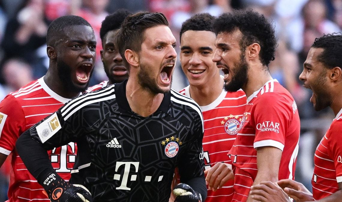 Bayern-Torwart Sven Ulreich (M) jubelt nach einem gehaltenen Strafstoß.