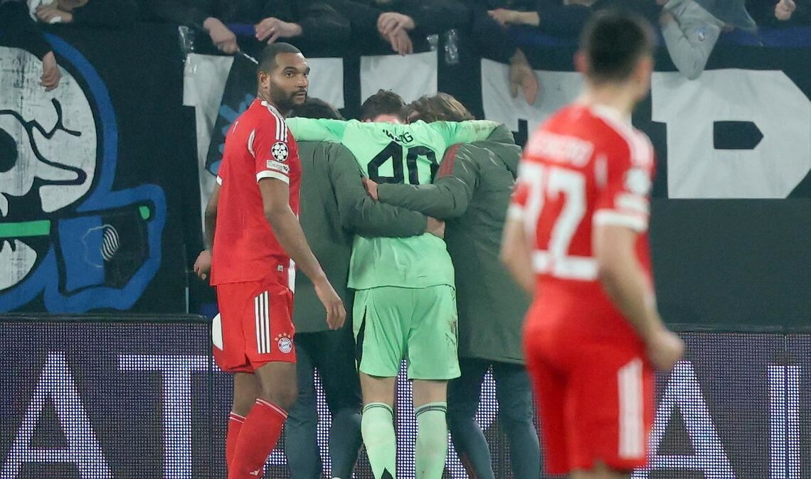 Bayern-Torwart Urbig (M) musste nach dem Spiel zur Untersuchung ins Krankenhaus.