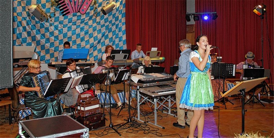 Bayern in Freudenstein: Das Oktoberfest wartet mit passender Dekoration und Musik auf.