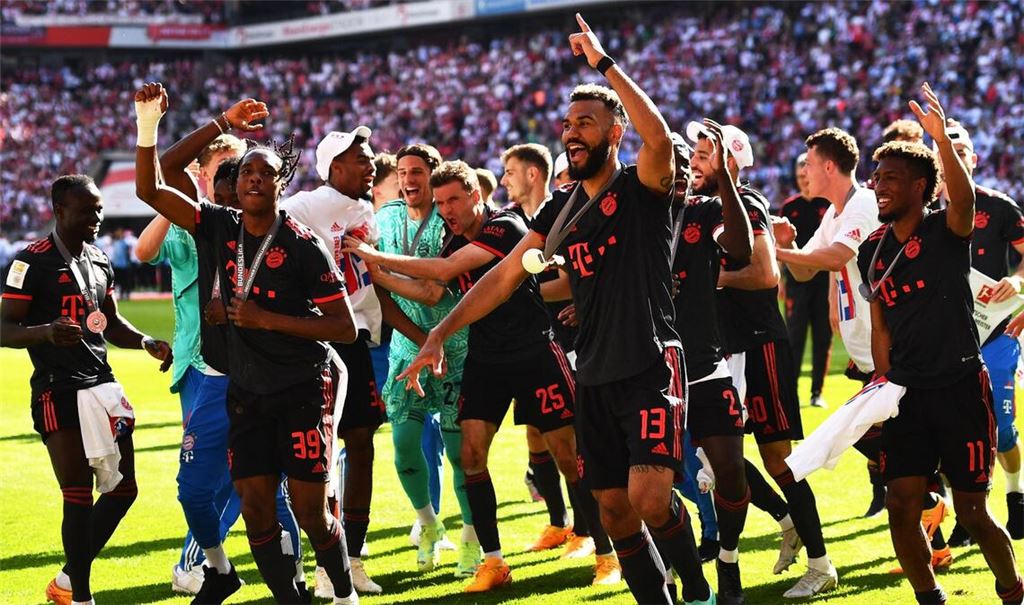 Bayerns Eric Maxim Choupo-Moting (M) und seine Teamkollegen jubeln.