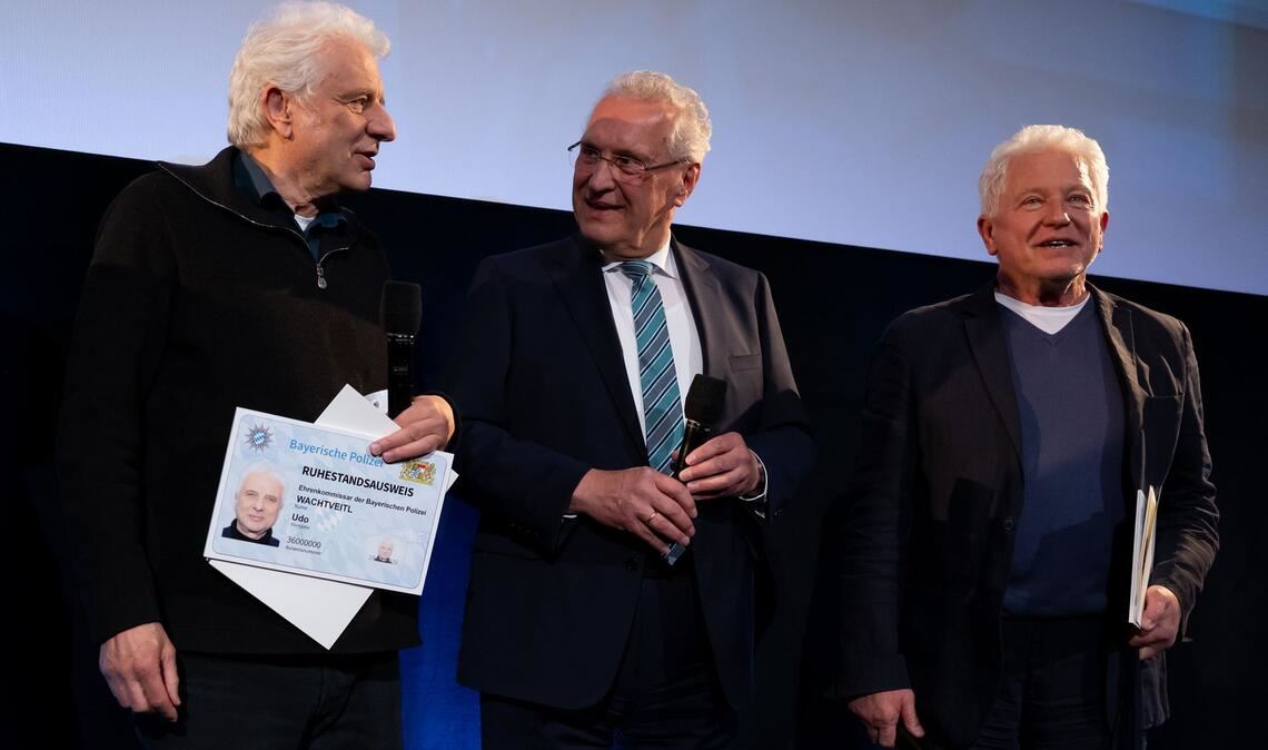 Bayerns Innenminister Joachim Herrmann überreichte den Ehrenkommissaren ihre Ruhestandsurkunde.