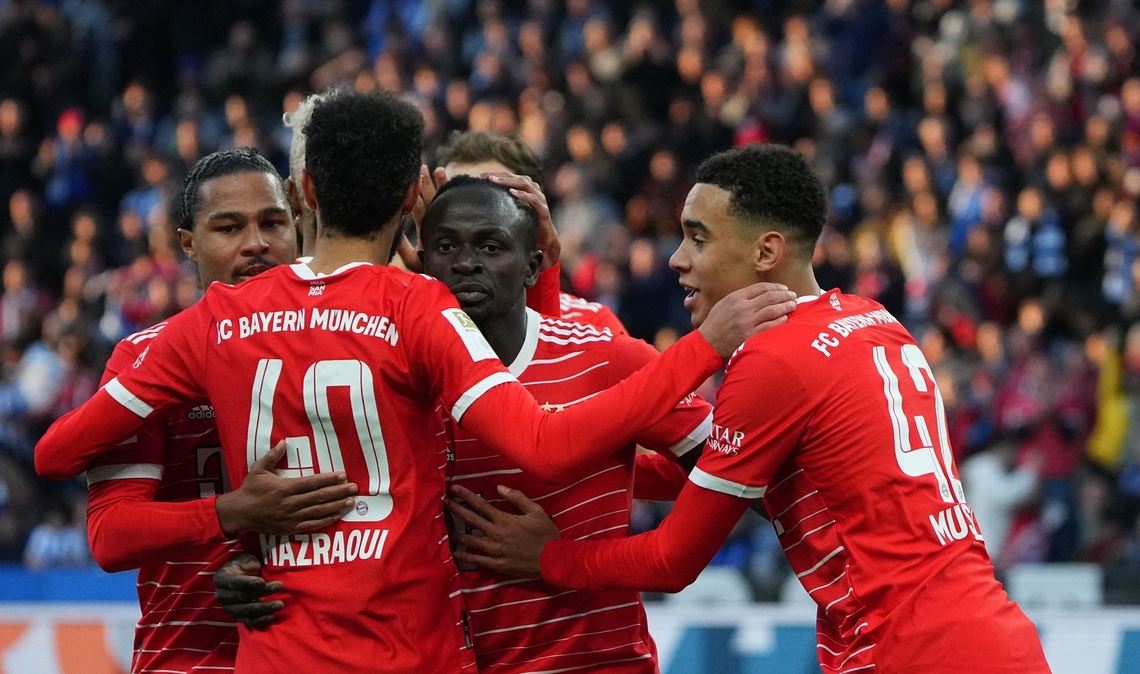 Bayerns Jamal Musiala (r), Torschütze zum 0:1, freut sich nach seinem Treffer.