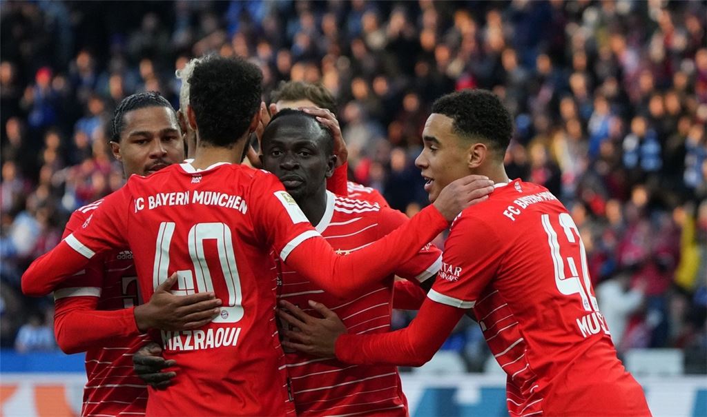 Bayerns Jamal Musiala (r), Torschütze zum 0:1, freut sich nach seinem Treffer.