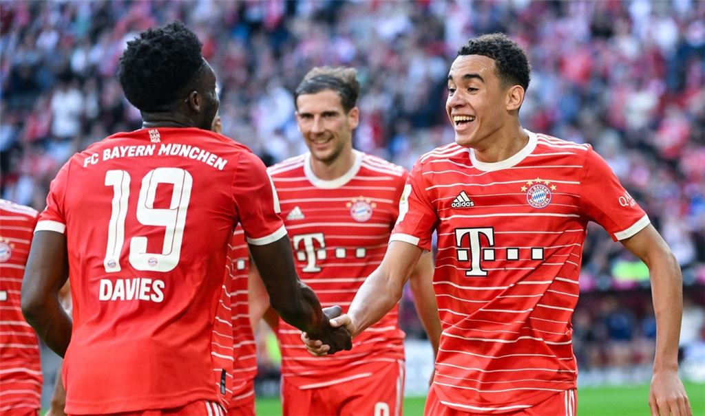 Bayerns Jamal Musiala (r) jubelt mit Alphonso Davies über sein Tor zum 2:0 gegen den FSV Mainz 05.
