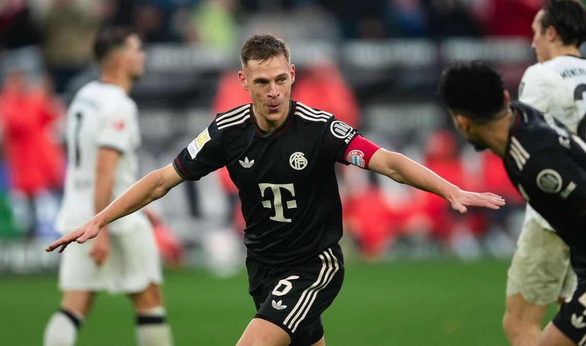 Bayern siegt sich zum Europarekord - BVB schlägt Köln spät Bayerns Joshua Kimmich jubelt über sein Führungstor in Mönchengladbach.