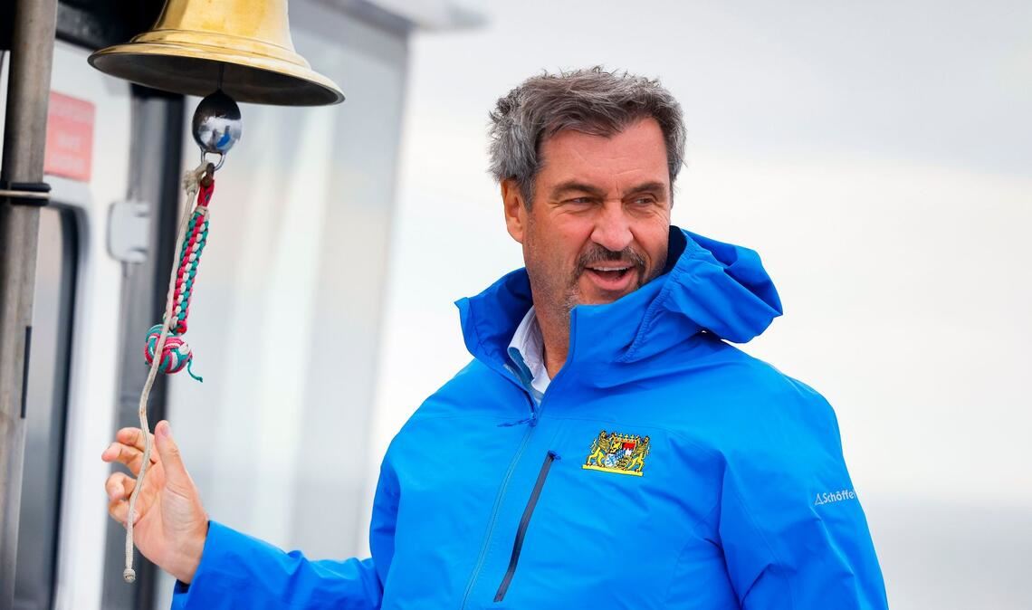 Bayerns Ministerpräsident Markus Söder steht an der Schiffsglocke während einer Reise nach Helgoland.