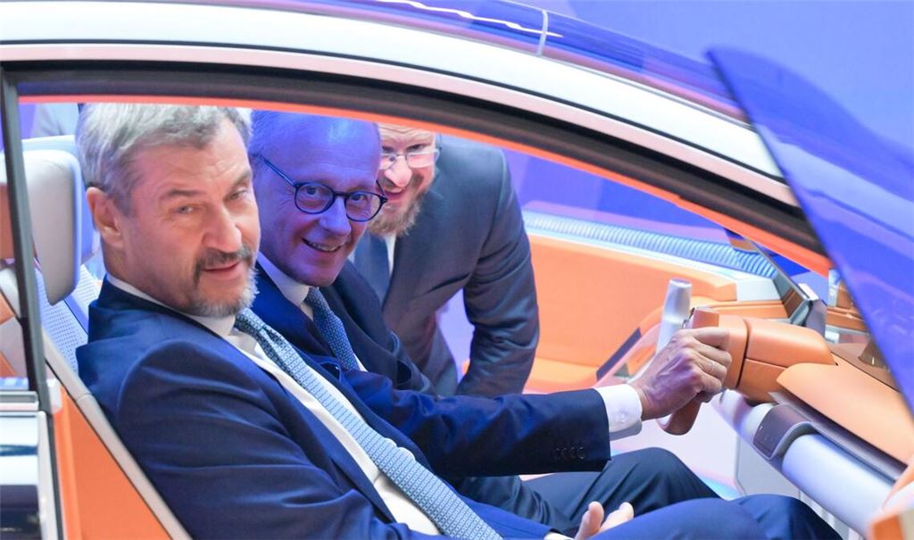 Bayerns Ministerpräsident Markus Söder (vorne) und Bundeskanzler Friedrich Merz beim Besuch der IAA