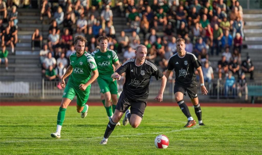Beachtliche Kulisse beim Gäuderby: Das offizielle Eröffnungsspiel der Saison zwischen dem VfL Herrenberg (in Grün) und dem SV Deckenpfronn (in Schwarz) lockte einige Zuschauer an.
