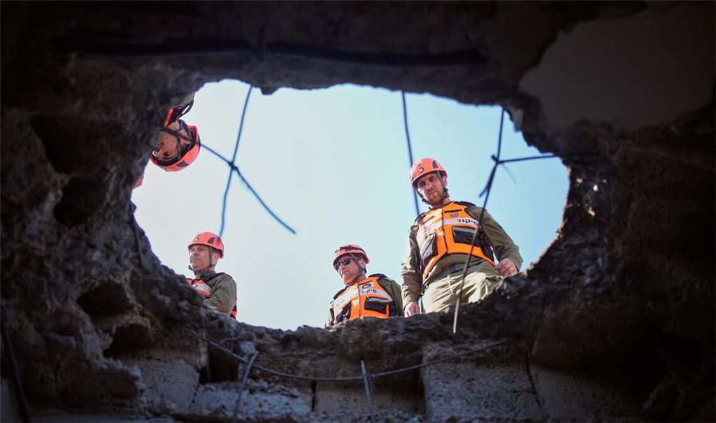 Beamte des israelischen Heimatfrontkommandos inspizieren ein beschädigtes Wohnhaus nach einem iranischen Raketenangriff. Die Attacke war eine Vergeltung für die Angriffe Israels auf den Iran.