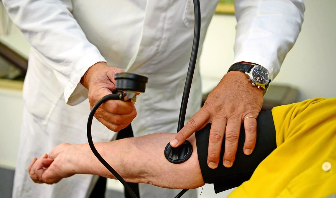 Beamte und Pensionäre beteiligen sich mit dem Abzug einer Kostendämpfungspauschale von der Beihilfe an ihren Krankheitskosten.