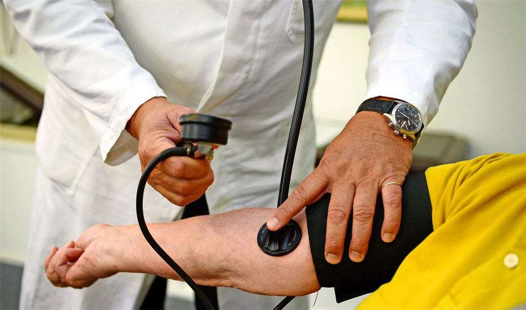 Beamte und Pensionäre beteiligen sich mit dem Abzug einer Kostendämpfungspauschale von der Beihilfe an ihren Krankheitskosten.