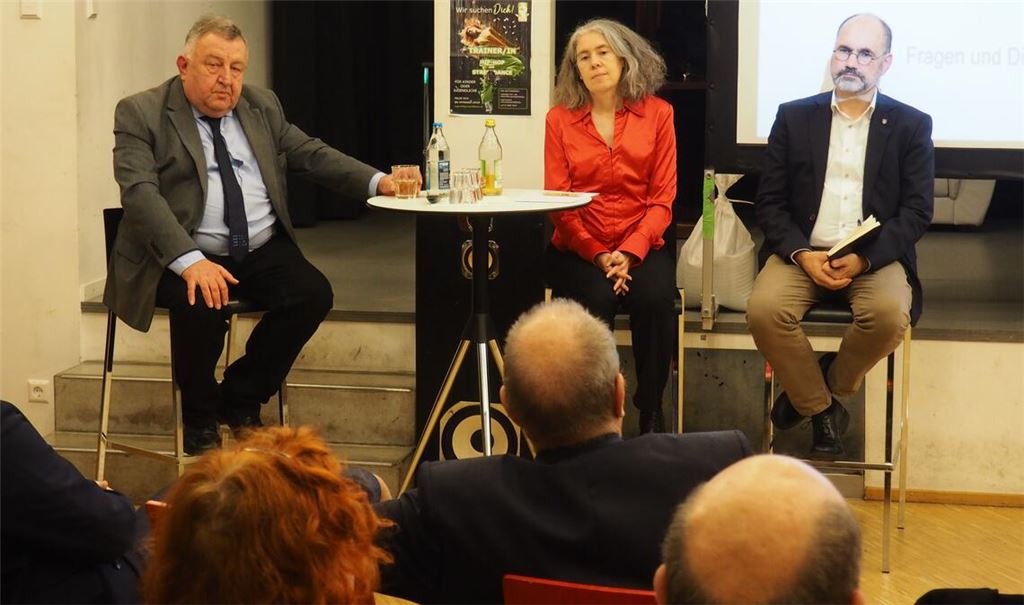 Beantworten die Fragen der Bürgerinnen und Bürger zur Windenergie und dem geplanten Windpark Großglattbach (v. r.): Bürgermeister Armin Dauner, Prof. Martina Hofmann und Dr.-Ing. Detlef Ahlborn. Fotos: Müller