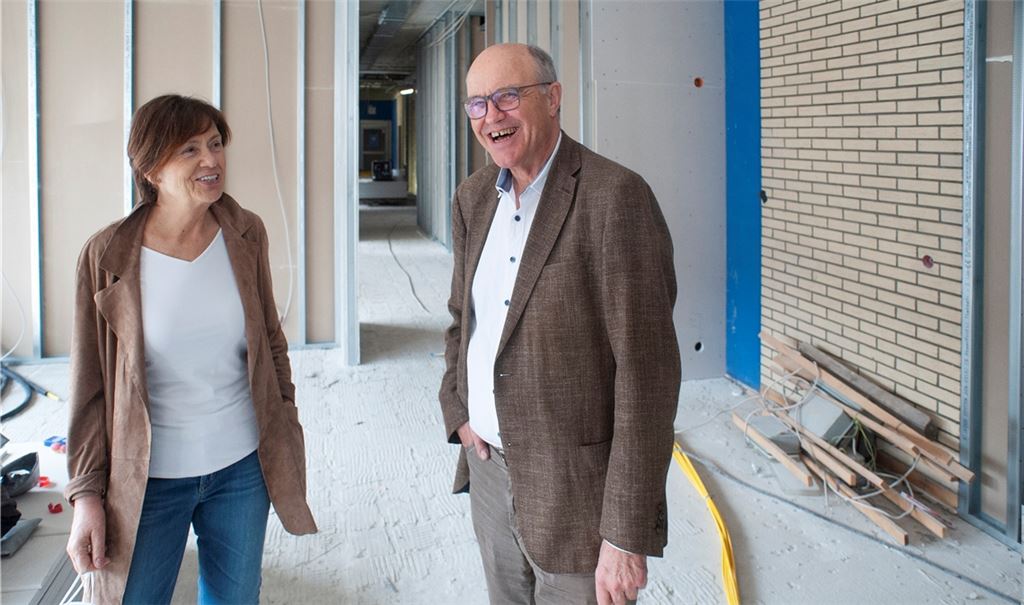 Beata und Frank Breckwoldt auf der Baustelle für die neue Praxis. Als Standort war zunächst ein neuer Büroturm am Kelterplatz im Gespräch, dann ein Neubau auf dem Areal Lienzinger Tor – doch während diese Projekte noch Zukunftsmusik sind, bot die Firma Händle eine schnelle Lösung. Foto: Fotomoment