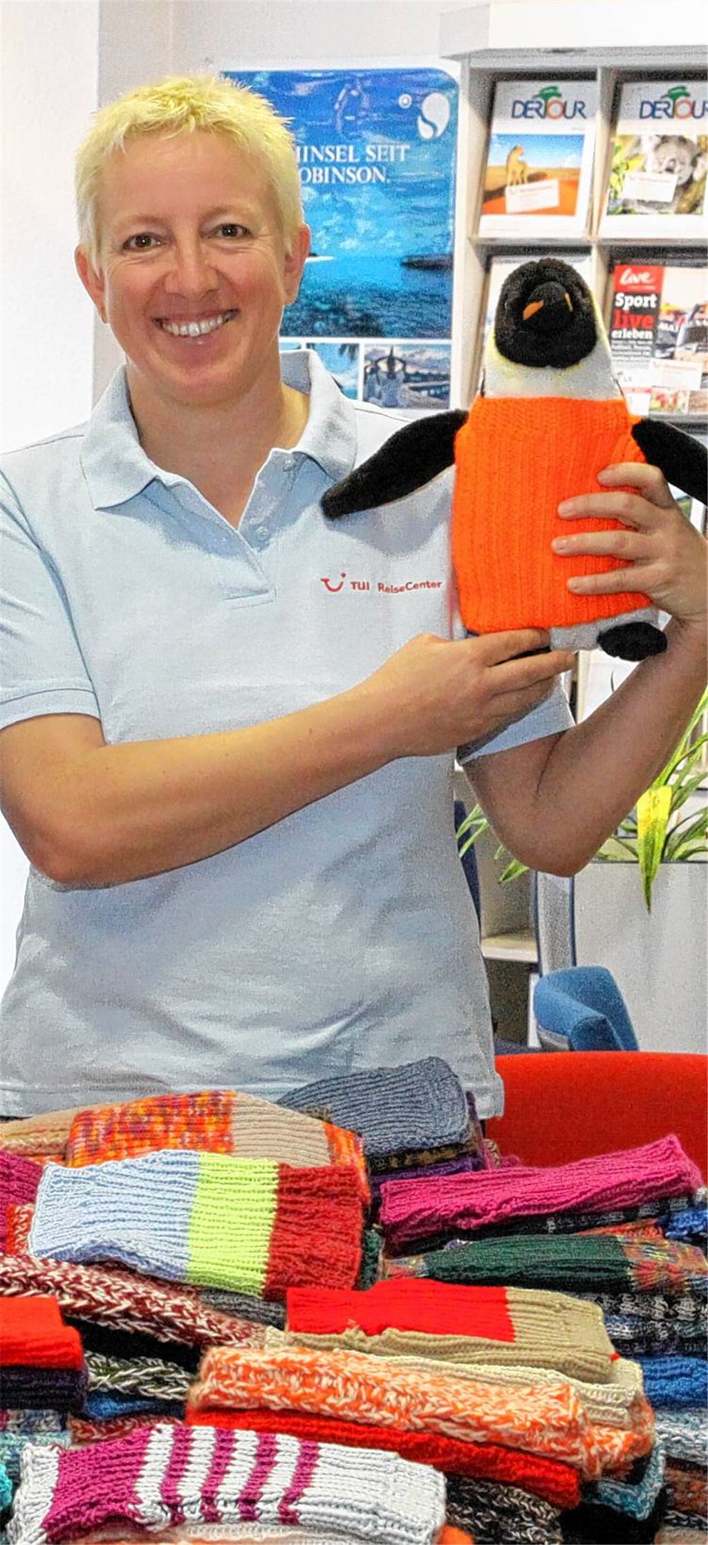 Beate Blaschke, Leiterin des Tui-Reisecenters, freut sich über die starke Resonanz auf die „Pullover für Pinguine“-Aktion. 