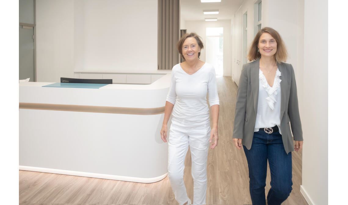 Beate Breckwoldt (li.) und Isabella Müller-Bubeck (re.) fällt ein Stein vom Herzen: Die neue Praxis für Urologie geht am 1. Oktober an den Start. Foto: Fotomoment