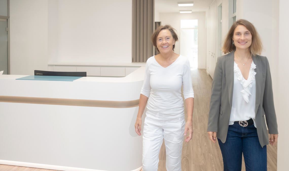 Beate Breckwoldt (li.) und Isabella Müller-Bubeck (re.) fällt ein Stein vom Herzen: Die neue Praxis für Urologie geht am 1. Oktober an den Start. Foto: Fotomoment