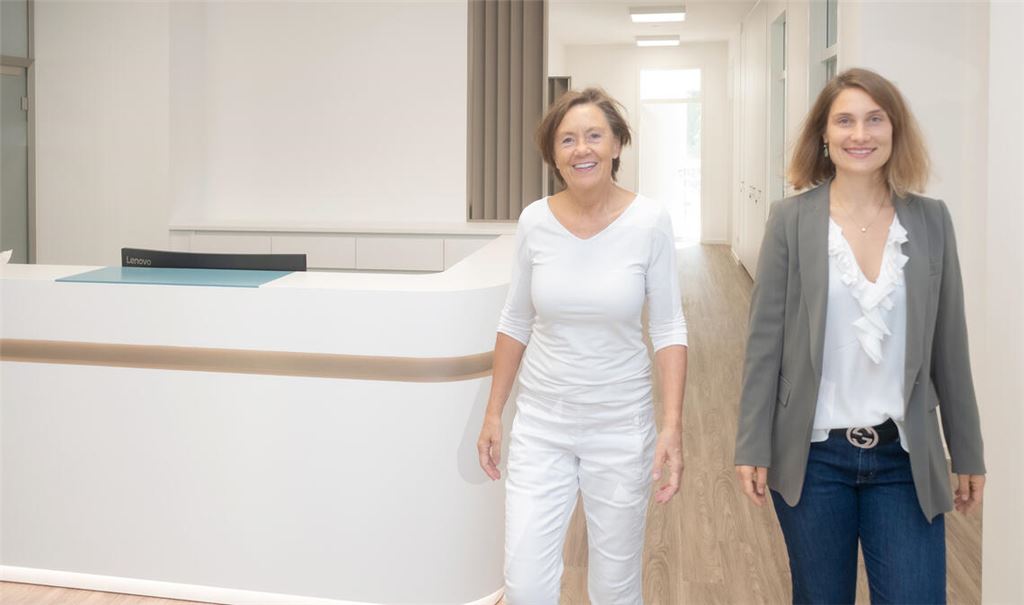 Beate Breckwoldt (li.) und Isabella Müller-Bubeck (re.) fällt ein Stein vom Herzen: Die neue Praxis für Urologie geht am 1. Oktober an den Start. Foto: Fotomoment