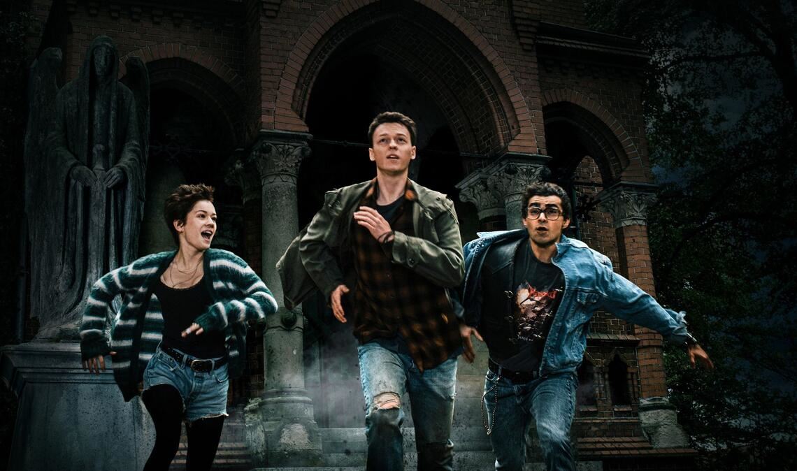 Becky (Lea Drinda), Mark (Jeremias Meyer) und Memo (Zoran Pingel, von links) haben das Tor zu einer anderen Welt entdeckt.
