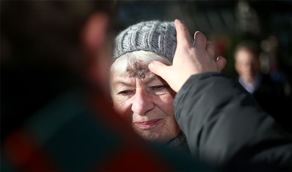 „Bedenke Mensch, dass du Staub bist und zum Staub zurückkehrst“, spricht der Priester im katholischen Gottesdienst am Aschermittwoch und zeichnet den Gläubigen zu Beginn der Fastenzeit mit Asche ein Kreuz auf die Stirn.