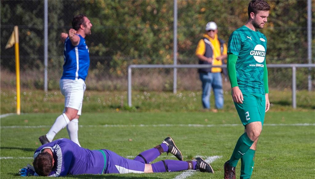 Bedient: Tobias Jäger, Torhüter der SpVgg Zaisersweiher, liegt nach einem Strafstoßtor von Marco Bücking am Boden. Sein Team findet gegen Kieselbronn kein Rezept. Foto: Fotomoment