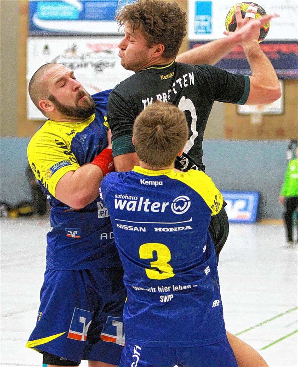 Bedrängt von den beiden Eutingern Tobias Müller und Nils Wilhelm (v.li.) kommt Nicolas Jolibois für Bretten dennoch zum Wurf.