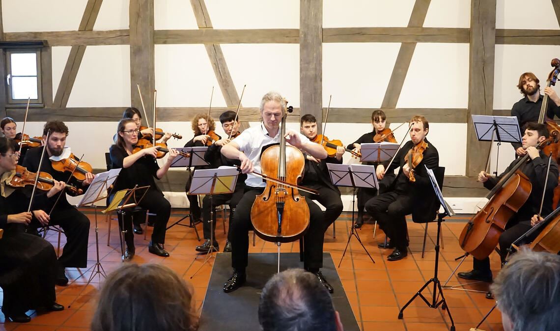 Beeindruckend: Die Kammersinfonie Bietigheim spielt beim Neujahrskonzert gemeinsam mit dem Weltklasse-Cellisten Mikael Samsonov. Foto: Bastian