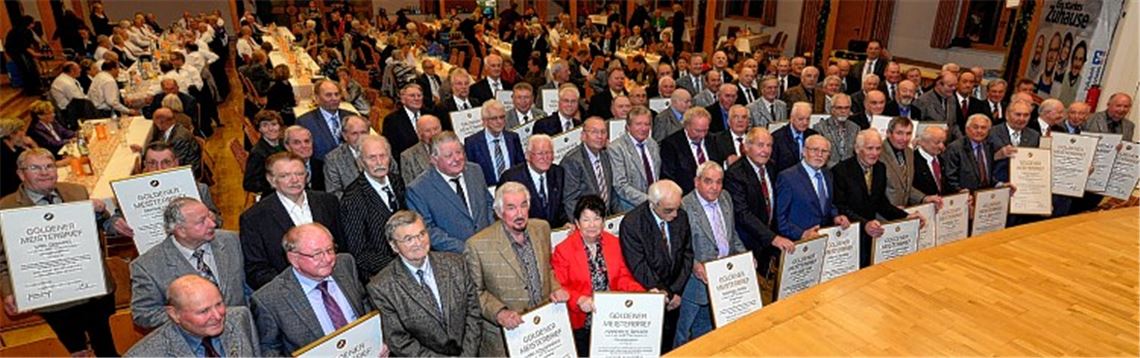 Beeindruckend groß ist die Schar der Jubilare, die in der Ispringer Festhalle den Goldenen oder Diamantenen Meisterbrief bekommen.