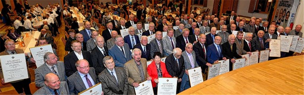 Beeindruckend groß ist die Schar der Jubilare, die in der Ispringer Festhalle den Goldenen oder Diamantenen Meisterbrief bekommen.