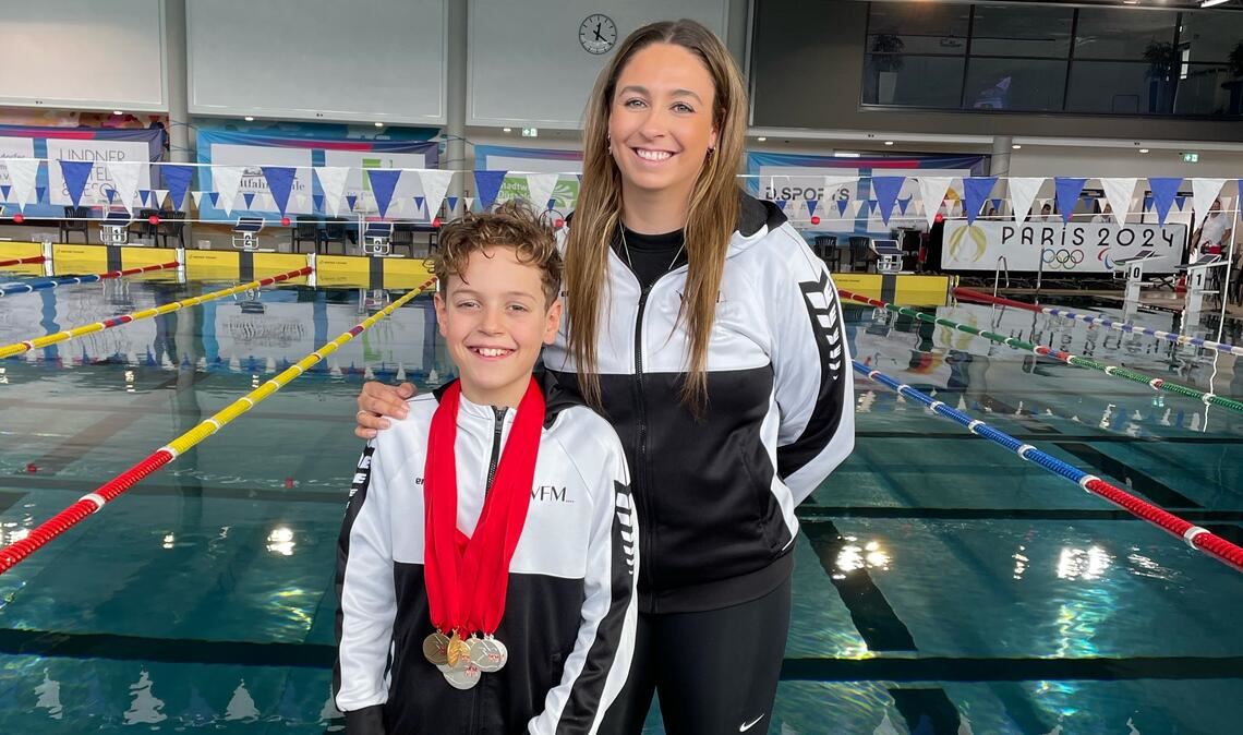 Beeindruckende Ausbeute: Eneas Polonius Gil mit Trainerin Leonie Haase. Foto: privat