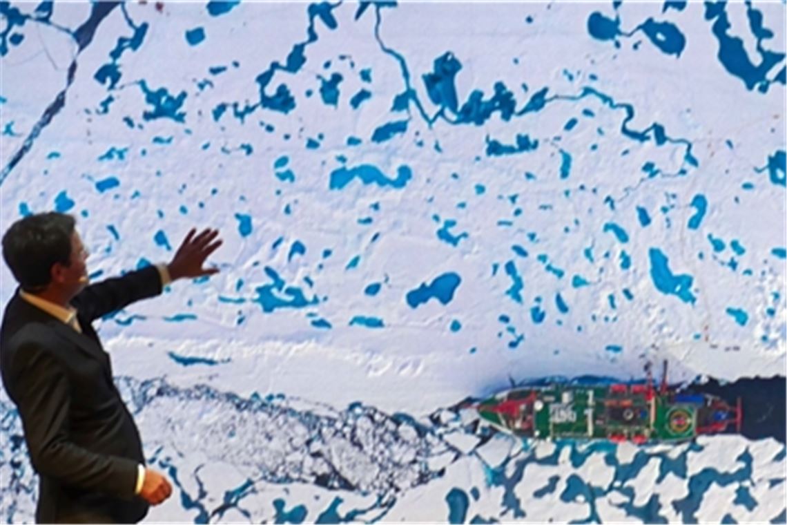 Beeindruckende Bilder: das Forschungsschiff „Polarstern“ auf seinem Weg durch die in der Eiswüste. Fotos: Roth