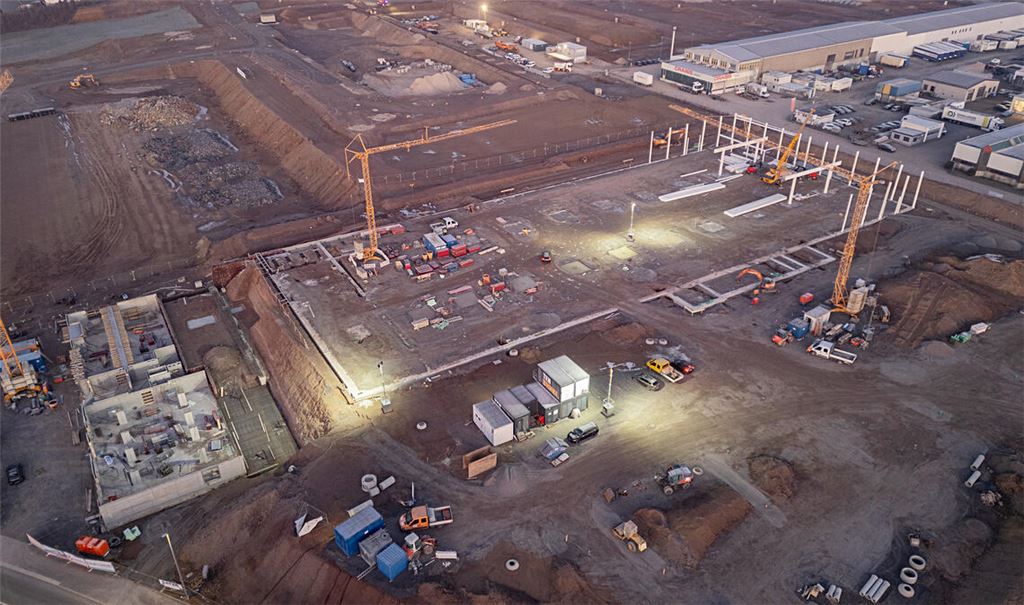 Beeindruckende Dimensionen: Auf der Großbaustelle im Gebiet „Ziegelhöhe“ haben die Arbeiten am Stahlgerüst des künftigen Baumarkts mit Gartencenter begonnen. Foto: Fotomoment