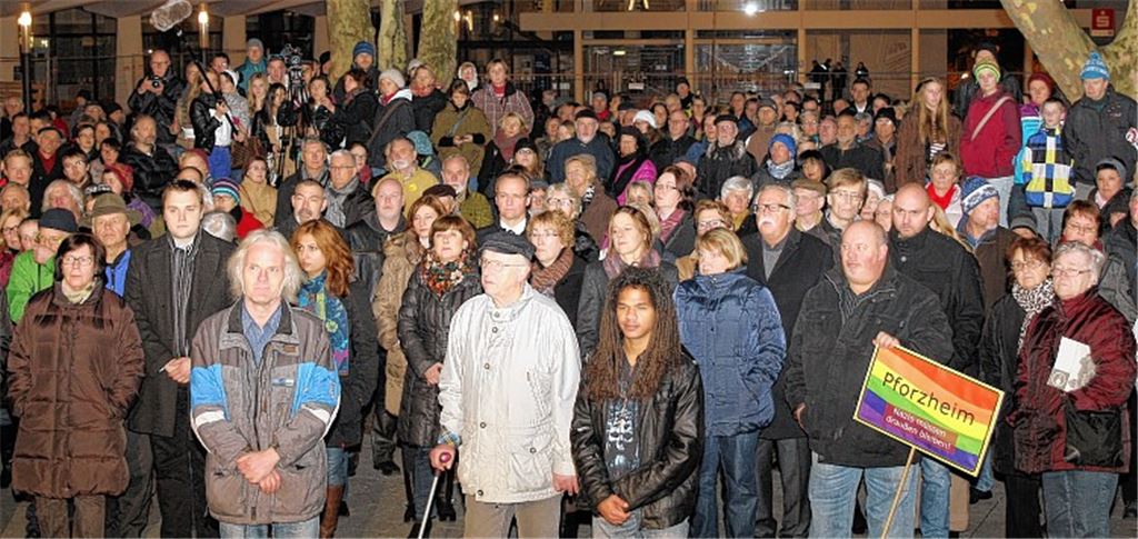Beeindruckende Kulisse: Zahlreiche Zuhörer lauschen den Worten von Pforzheims Oberbürgermeister Gert Hager, der gegen rechtes Gedankengut deutliche Worte findet.