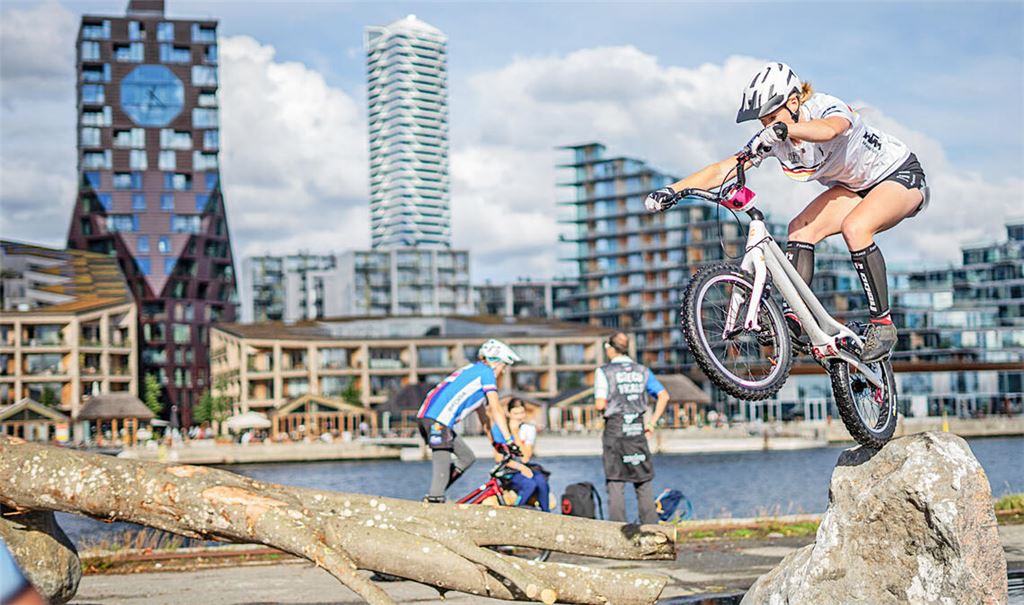 Beeindruckende Kulisse, beeindruckende Leistung: Nina Reichenbach wird bei der Europameisterschaft in Dänemakr Vierte. Foto: Trialsport Magazin/ Mona Pekarek