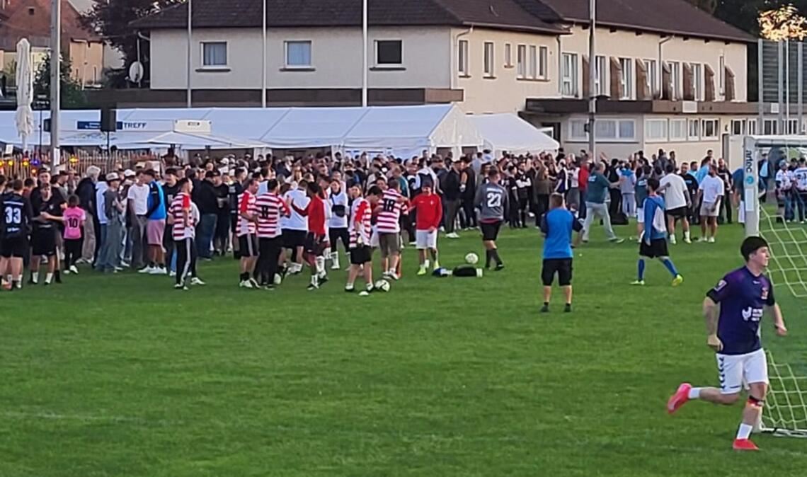 800 Zuschauer verfolgen das Nacht-Elfmeterschießen Beeindruckende Kulisse beim traditionellen Sportfest des FV Knittlingen. Foto: privat