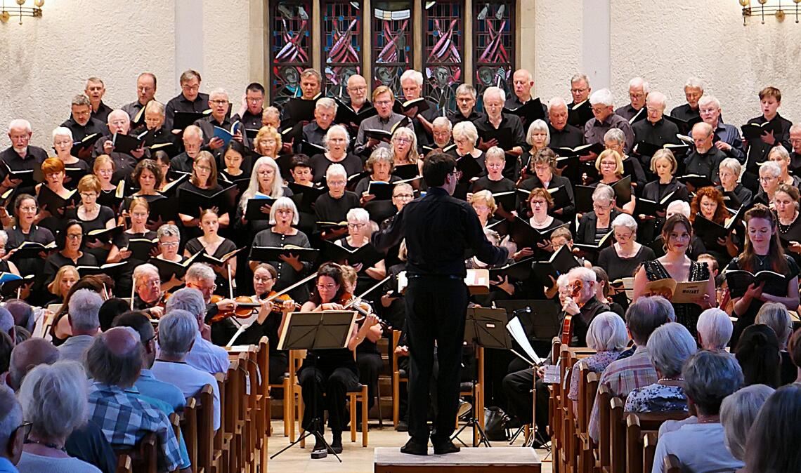 Beeindruckende Sängerinnen- und Sängerschar: Kantorei und Kirchenchor bieten gemeinsam ein imposantes und in allen Facetten harmonisches Klangerlebnis. Fotos: Weber