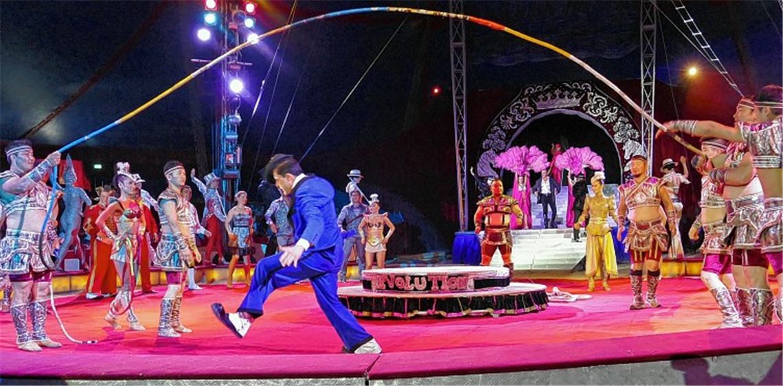 Beeindruckender Auftakt: das große Opening mit allen Stars der Manege. Insgesamt beschäftigt Europas größtes Zirkusunternehmen fast 400 Menschen.