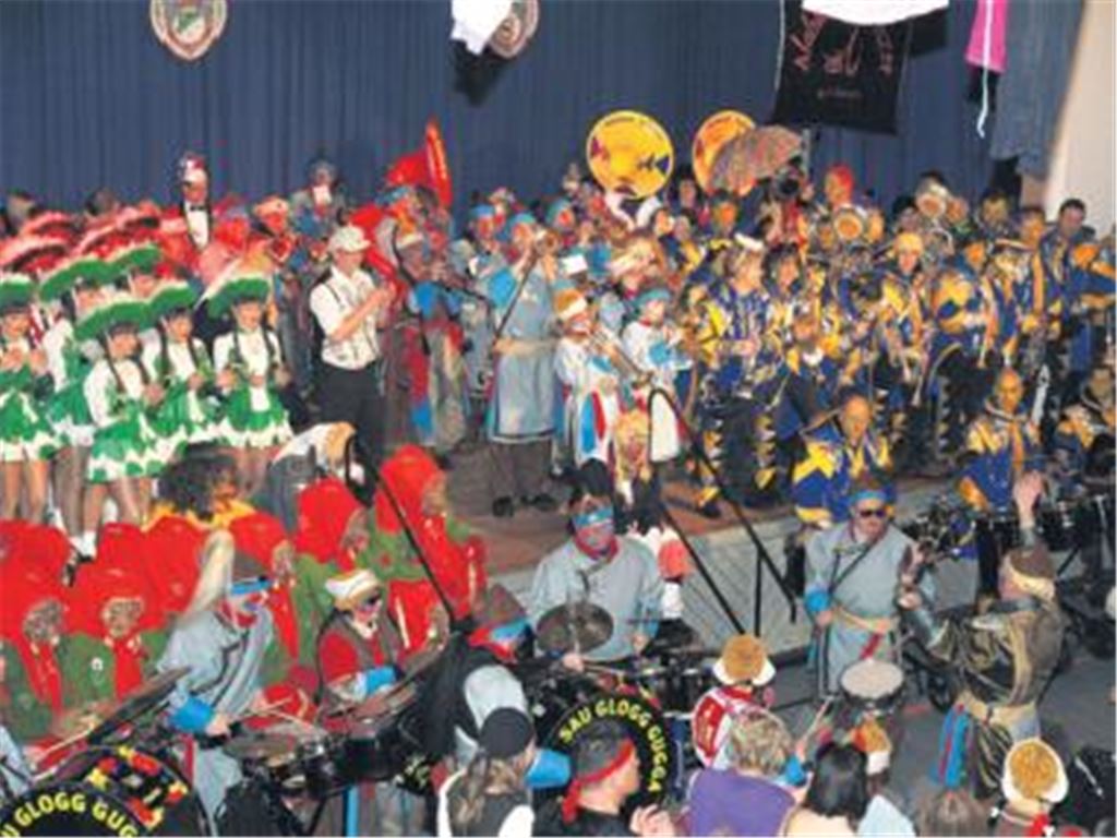 Beeindruckendes Aufgebot: Musiker, Hexen und Gardemädchen sorgen bei der Prunksitzung in der Iptinger Kreuzbachhalle für eine tolle Stimmung.
Foto: Appich