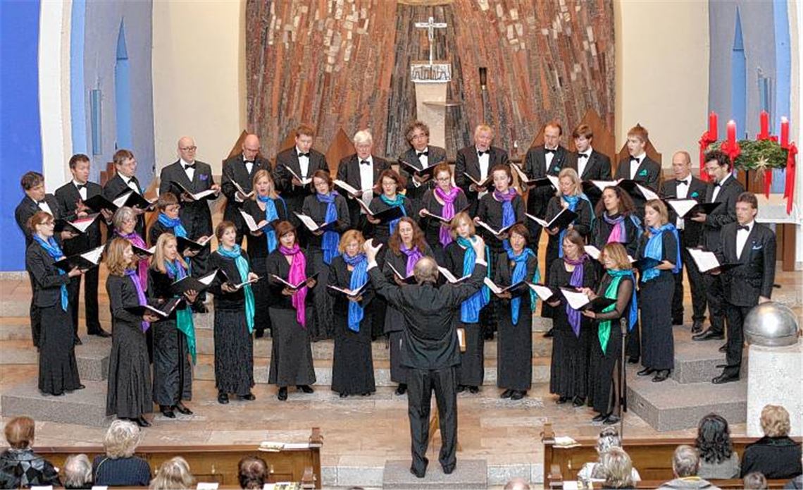 Beeindruckendes Zusammenspiel: Kirchenmusikdirektor Professor Jürgen Budday, Thomas Meyer an der Orgel und der Maulbronner Kammerchor machen das Weihnachtskonzert des Mühlacker Tagblatt zu einem Ereignis.