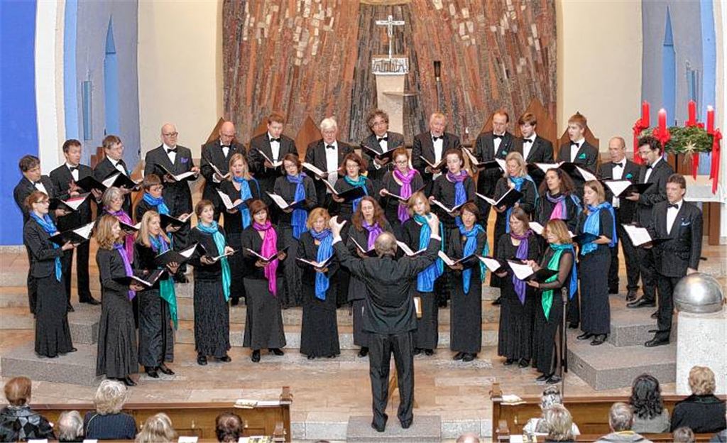 Beeindruckendes Zusammenspiel: Kirchenmusikdirektor Professor Jürgen Budday, Thomas Meyer an der Orgel und der Maulbronner Kammerchor machen das Weihnachtskonzert des Mühlacker Tagblatt zu einem Ereignis.