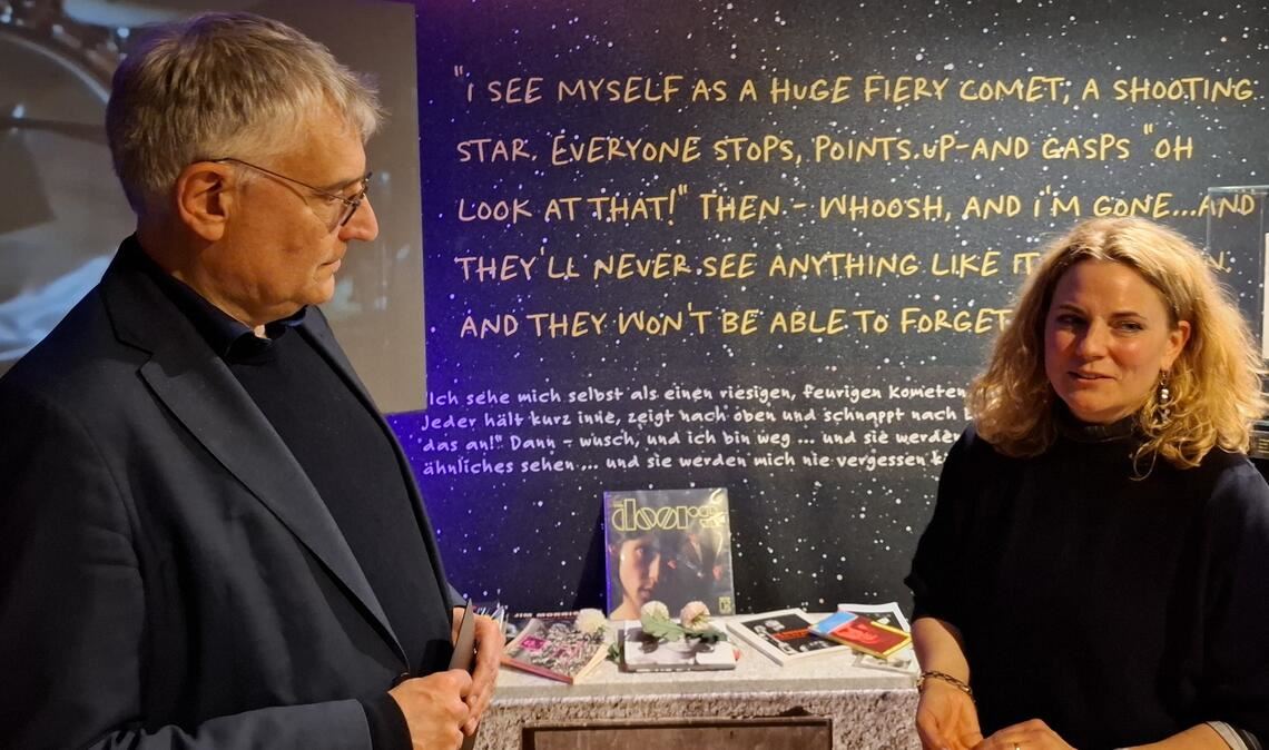 Beeindruckt vom Faustischen bei Jim Morrison zeigt sich der Doors-Fan Arne Braun mit Museumsleiterin Dr. Denise Roth.