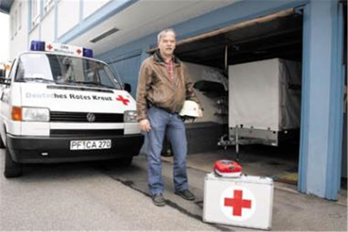 Beengte Verhältnisse: Thomas Krack vor der DRK-Zentrale an der Friedrichstraße. Foto: Disselhoff