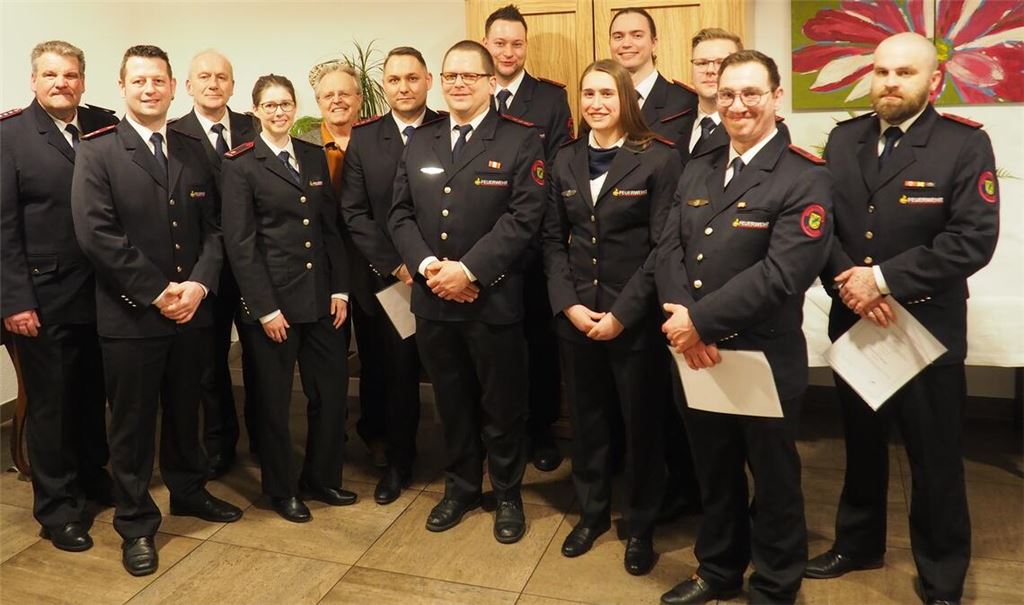 Beförderungen bei der Feuerwehr Ötisheim (v. li.): Kommandant Jochen Hörnle, sein Vize Benjamin Kolb, der stellvertretende Kreisbrandmeister Manfred Wankmüller, Verbandsvertreterin Julia Ludwig, Bürgermeister Werner Henle und die erfolgreichen Lehrgangsteilnehmer Manuel Meinecke, Stefan Witt, Christian Bauer, Lea Daiber, Alexander Gegner, Phillip Wimmer, Pascal Rudolf und Christian Gutjahr. Foto: Müller