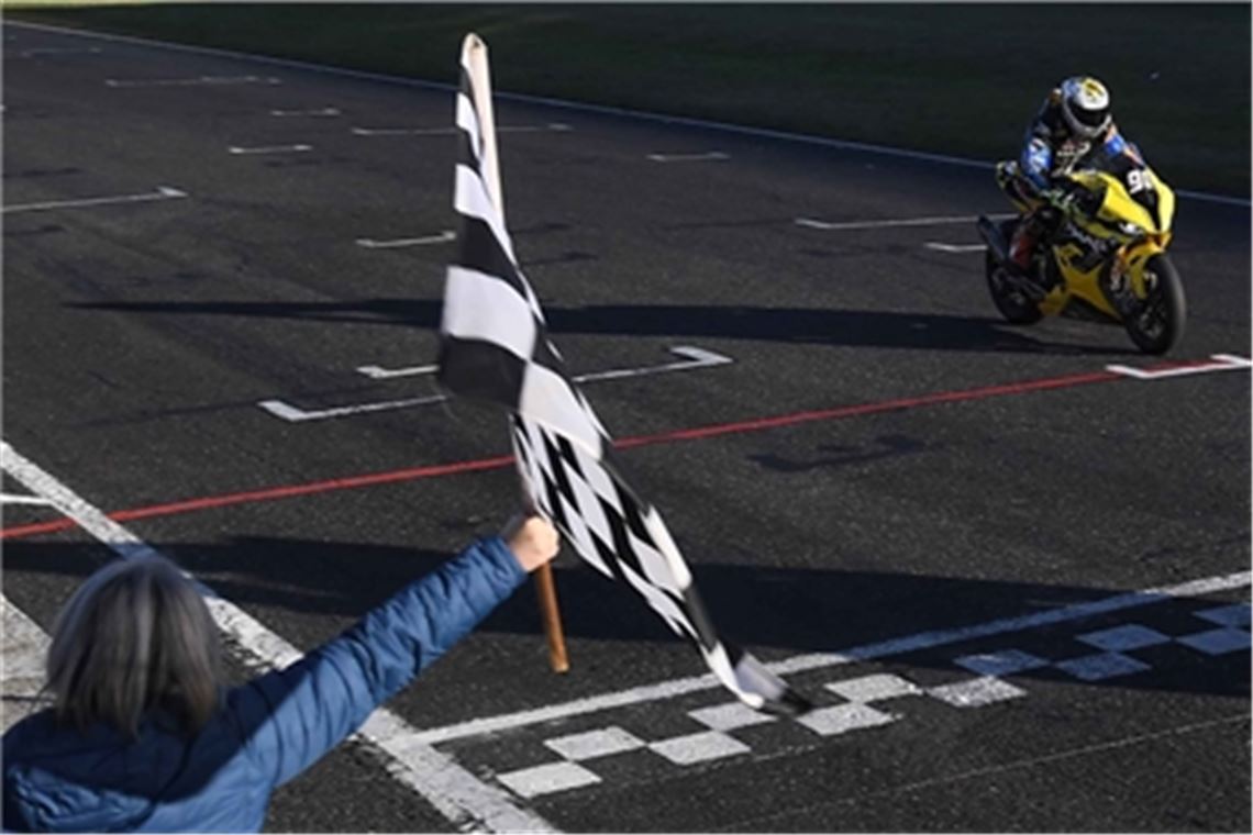 Befreiender Moment: Dominik Vincon fährt in Most nach einem Rennen mit technischen Probleme ins Ziel. Foto: PSP / Mateusz Jagielski