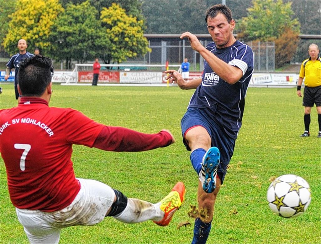 Befreiungsschlag: Der TSV Maulbronn (in Blau) verhindert gegen den Türkischen SV Mühlacker das Abrutschen in den Tabellenkeller. Foto: Fotomoment